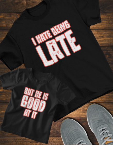 "I HATE BEING LATE/BUT HE IS GOOD AT IT" - Paare Partnerlook ("Vater&Tochter") - 2 Tshirts