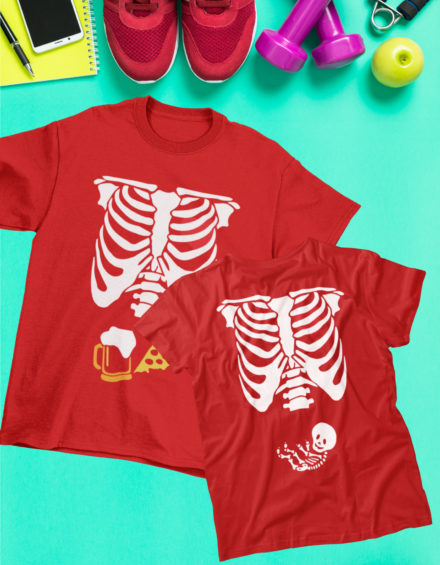 "SKELETON DAD BEER AND PIZZA/SKELETON MOM PREGNANT" - Paare Partnerlook ("Eltern") - 2 Tshirts