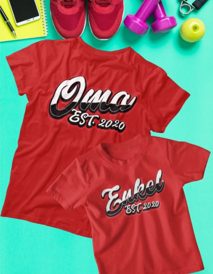 "OMA EST 2020 TYPO RED-ENKEL EST 2020 TYPO RED" - Paare Partnerlook ("Oma&Enkel")-2 Tshirts