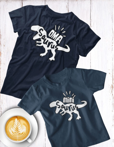 "OMASAURUS WHITE TREX, ENKELIN MINI SAURUS WHITE TREX" - Paare Partnerlook ("Oma&Enkelin")-2 Tshirts